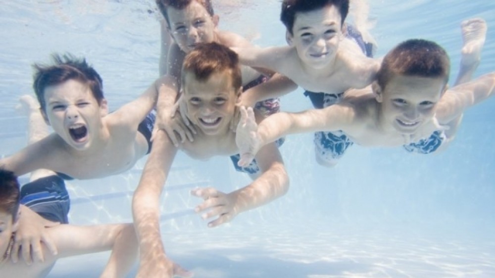 6 copii s-au intoxicat după ce au mers la piscină